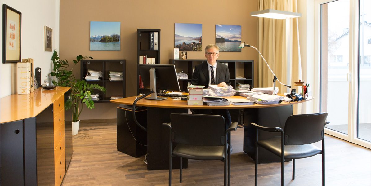 Dr. Stefan Holter in seinem Büro